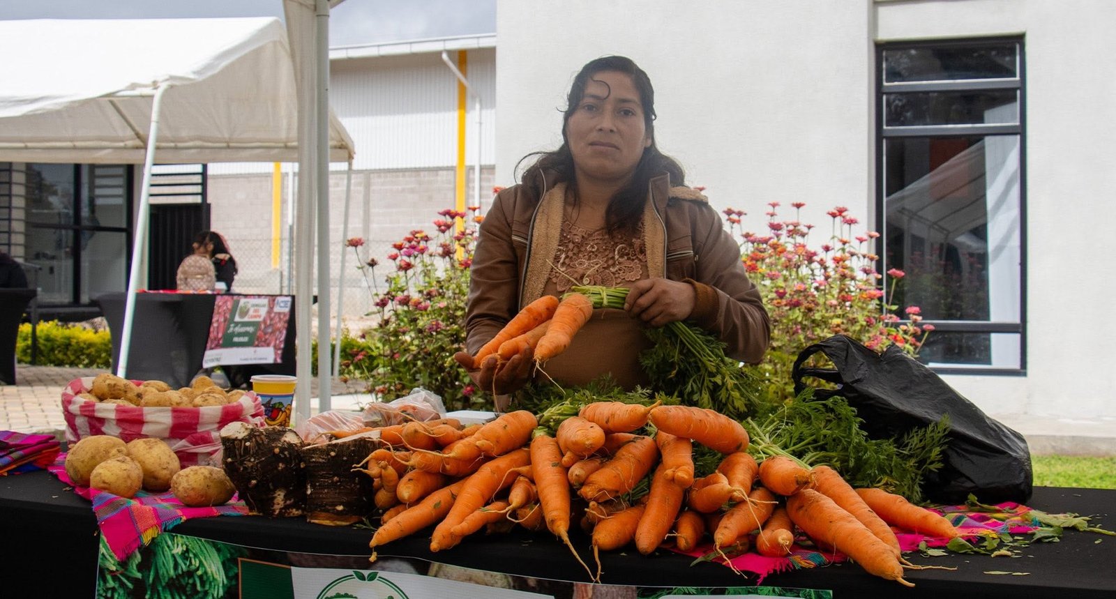 Productora agroindustrial exhibiendo su cosecha