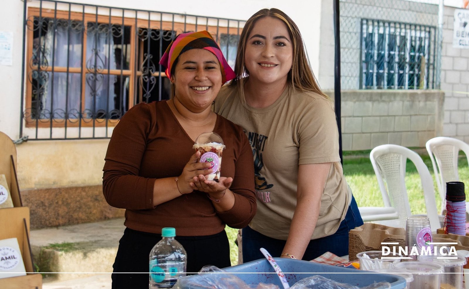 Emprendedoras presentando un producto agroindustrial